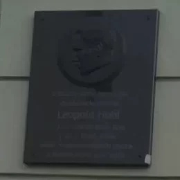 Pamětní deska na rodném domě Leopolda Hohla